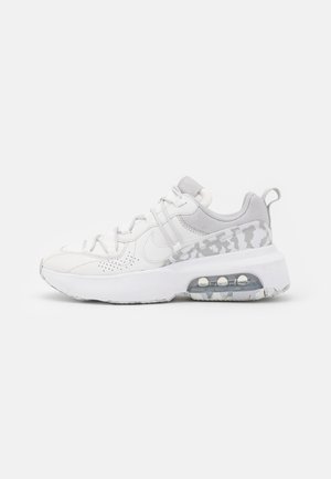 Trainers - white