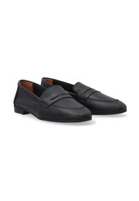 Sorte læder loafers med en glat tekstur, udstyret med en penny strap over vamps, lav hæl og en neutral indvendig foring.