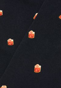 Granatowa dzianina z małymi, kolorowymi haftowanymi wzorami napojów z plasterkami pomarańczy, równomiernie rozmieszczonymi na całym materiale.