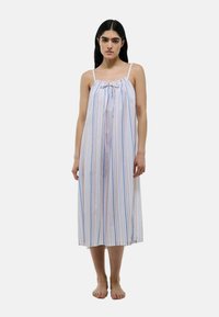 Nuisette sans manches en tissu léger, avec des rayures verticales pastel. Encolure froncée avec cordon de serrage et silhouette fluide.