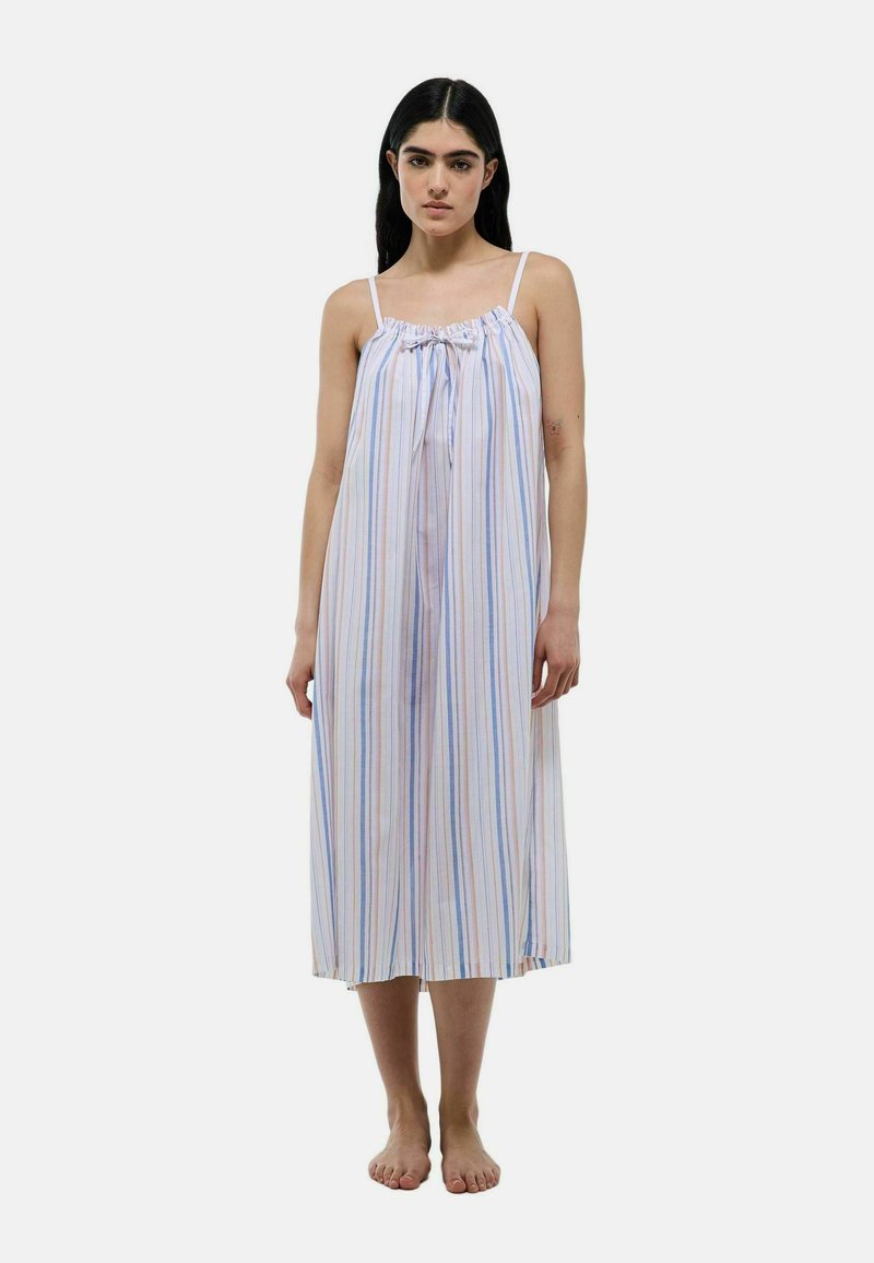 Nuisette sans manches en tissu léger, avec des rayures verticales pastel. Encolure froncée avec cordon de serrage et silhouette fluide.