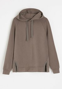 Brązowy sweatshirt z kapturem, raglanowymi rękawami, regulowanymi sznurkami, bocznymi rozporkami i miękką fakturą. Charakteryzuje się prostym wzornictwem.