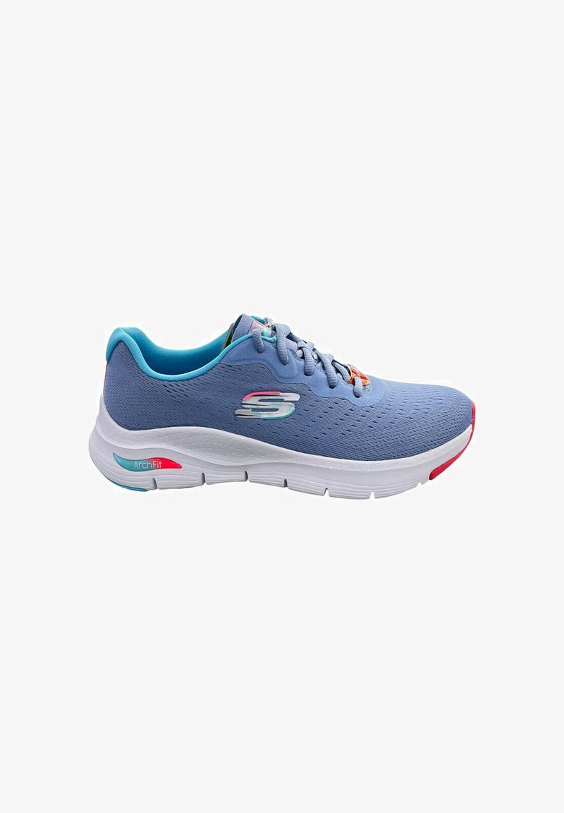Zapatilla deportiva azul claro con parte superior de malla, suela acolchada y marca ArchFit. Presenta acentos contrastantes en turquesa y rojo.