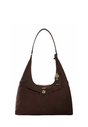 Sac à main d'épaule Guess en cuir marron avec une seule bandoulière, une boucle décorative et des breloques et logo dorés.