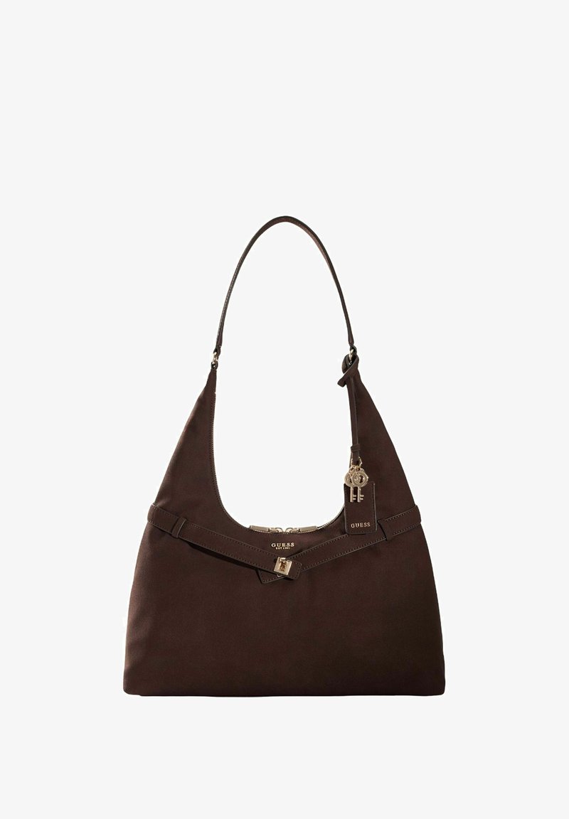 Sac à main d'épaule Guess en cuir marron avec une seule bandoulière, une boucle décorative et des breloques et logo dorés.