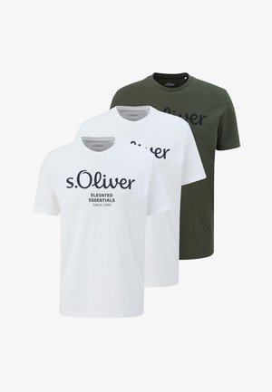 Tre s.Oliver-mærkede t-shirts med korte ærmer og rund hals, to hvide med sort tekst og en olivengrøn med mørkere tekst.