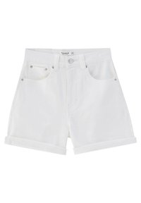 Shorts en jean blanc avec ourlets retroussés, bouton avant, fermeture éclair, passants pour ceinture et design à cinq poches.
