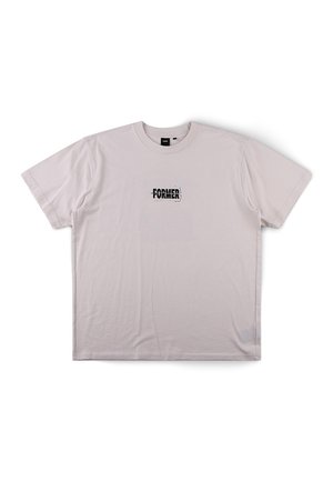 Ανοιχτό γκρι T-shirt με κοντά μανίκια και στρογγυλή λαιμόκοψη, με μαύρο κείμενο "FORMER" τυπωμένο και μερικώς διαγραμμένο στην περιοχή του στήθους στο κέντρο.