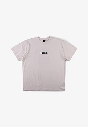 Ανοιχτό γκρι T-shirt με κοντά μανίκια και στρογγυλή λαιμόκοψη, με μαύρο κείμενο "FORMER" τυπωμένο και μερικώς διαγραμμένο στην περιοχή του στήθους στο κέντρο.