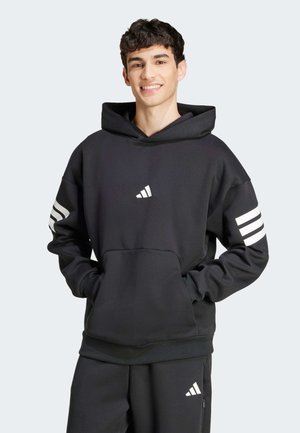 Sudadera con capucha negra, con un bolsillo frontal, logo blanco en el pecho y tres rayas blancas en las mangas, fabricada con una tela suave y texturizada.