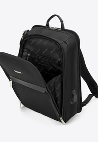 Mochila negra de nylon texturizado, con compartimentos de doble cremallera, un bolsillo interior y correas de hombro acolchadas. Acentuada con herrajes de metal.