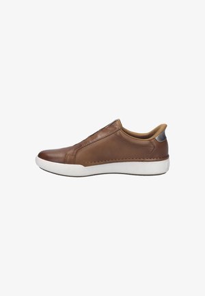 Bruine leren sneaker met een gladde afwerking, witte rubberen zool en contrasterend tan interieur. Beschikt over een minimalistisch ontwerp en zijnaadsteken.