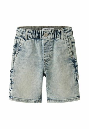 Short en denim bleu clair avec taille élastique, bouton à l'avant, passants de ceinture, poches latérales et une poche à outils sur la jambe droite.