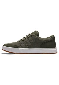 Olivgröna sneakers med mesh- och mockamaterial, med en vit gummimedelsula och en texturerad brun yttersula, snörningsdesign.