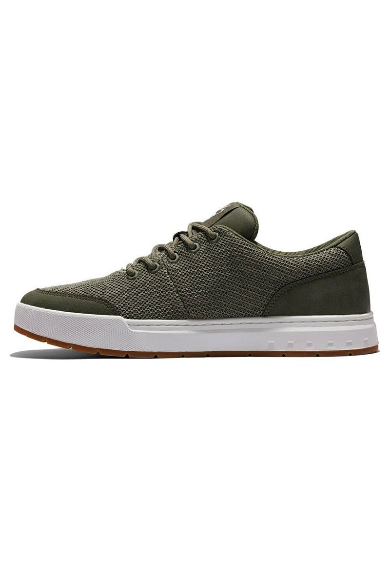 Olivgröna sneakers med mesh- och mockamaterial, med en vit gummimedelsula och en texturerad brun yttersula, snörningsdesign.