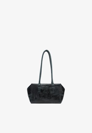 Schwarze, rechteckige Ledertasche mit langen doppelten Trägern und dezent geprägtem Markennamen in der Mitte vorne.