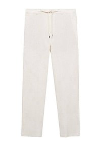 Białe, lekkie spodnie w paski wykonane z tkaniny, z talią na sznurek i luźnym krojem. Posiadają boczne kieszenie oraz prostą nogawkę.