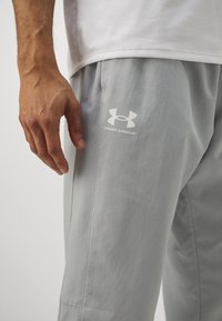 Under Armour RIVAL WOVEN - Broek - mod gray/white