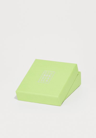 Cutie de carton verde cu o formă pătrată, având un logo cu folie argintie în partea de sus și un design fără cusături, fără hardware sau accente vizibile.