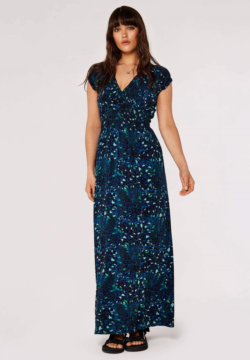 Blumen-Maxikleid aus leichtem Stoff, mit tiefem V-Ausschnitt, kurzen Ärmeln und Mustern in Blau- und Grüntönen.