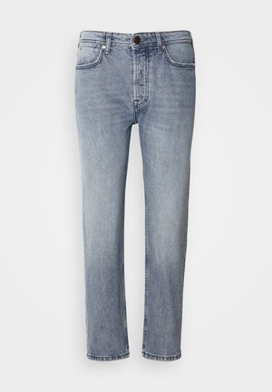 Jeans in denim blu chiaro con vestibilità rilassata, gambe dritte e una leggera sbiaditura. Presentano una chiusura con bottone frontale e cinque tasche per praticità.