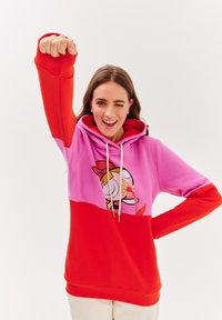 Mikina s kapucí v červené a růžové barvě, s grafickou postavou z karikatury. Materiál je měkký, s žebrovanými manžetami a přední kapsou.