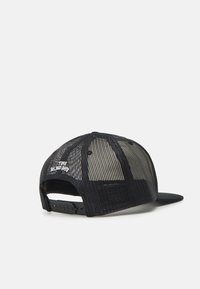 Gorra de béisbol de malla negra con visera negra sólida. Cuenta con una correa plástica ajustable y el texto blanco "THE BLED PIN" en la parte posterior.