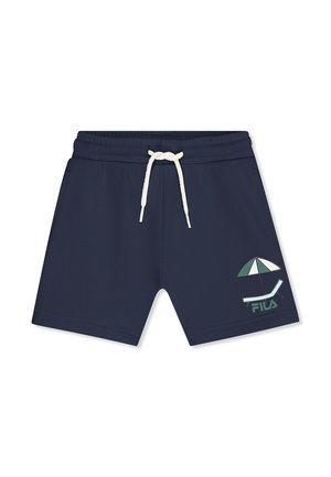 Granatowe krótkie spodenki dziecięce z białym sznurkiem do ściągania i małą grafiką plażowego krzesła i parasola oraz logo FILA na prawej nogawce.
