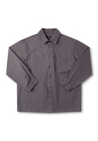Γκρι μακρυμάνικο πουκάμισο από υφαντό ύφασμα, με μυτερό γιακά, δύο μπροστινές τσέπες και κλείσιμο με κουμπιά.