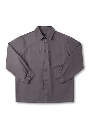 Γκρι μακρυμάνικο πουκάμισο από υφαντό ύφασμα, με μυτερό γιακά, δύο μπροστινές τσέπες και κλείσιμο με κουμπιά.