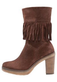 Stivale alla caviglia in camoscio marrone con dettagli a frange nella parte superiore, tacco a blocco e cuciture a contrasto lungo la suola e il bordo superiore.