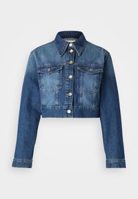 Zkrácená džínová bunda v různých odstínech modré. Má klasický límec, dvě náprsní kapsy, stříbrné knoflíky a dlouhé rukávy s knoflíkovými manžetami.