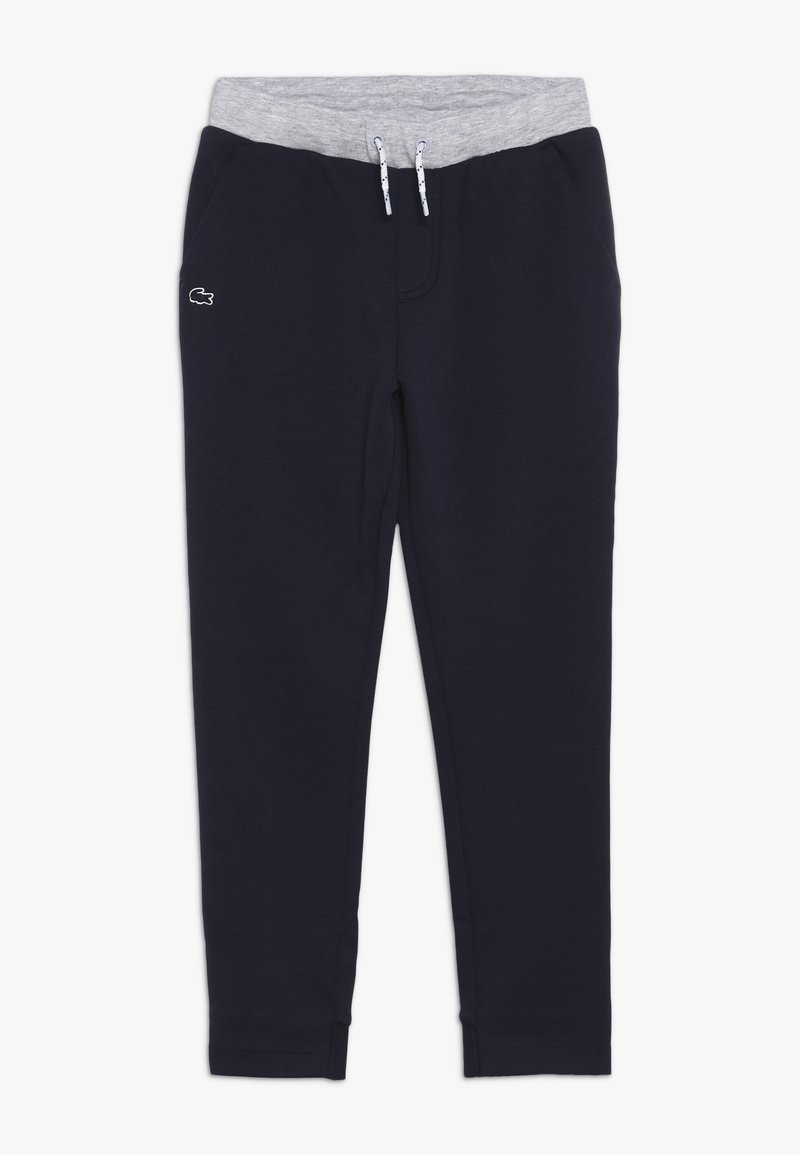 Pantaloni jogger blu navy con fascia elastica grigia in vita e stringhe bianche, caratterizzati da un piccolo logo coccodrillo ricamato bianco sul lato sinistro.