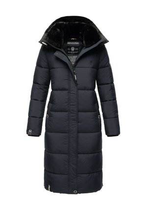 Cappotto puffer blu navy con cappuccio foderato in pelliccia, lunghezza lunga, design trapuntato, zip frontale, tasche laterali e dettaglio del logo sulla manica.