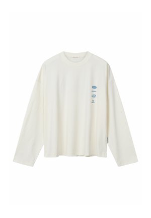Camiseta de manga larga color blanco roto con cuello redondo, pequeño texto gráfico azul en el pecho izquierdo y corte holgado.