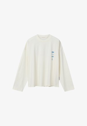 Maglietta a maniche lunghe color bianco sporco con collo a giro, piccolo testo grafico blu sul petto sinistro e vestibilità comoda.