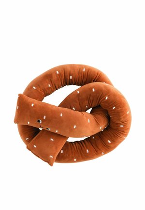 Pehme ruskea pehmolelutyyppinen tyyny, joka on muotoiltu kiertyneeksi pretzeliksi, jossa on pieniä valkoisia pilkkuja ja yksinkertainen hymyilevä naama toisessa päässä.