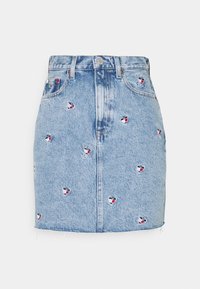 Falda de mezclilla en azul claro con un diseño ajustado. Presenta detalles bordados en forma de corazón en rojo, blanco y azul. Dobladillo sin terminar.