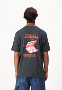 adidas Originals STREET APETIT UNISEX - Μπλουζάκι με στάμπα - carbon