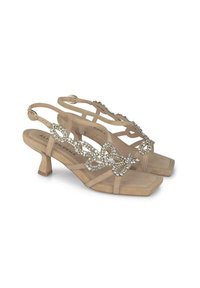 Beige Wildleder Slingback-Sandalen mit quadratischen Zehen, flachen Absätzen und dekorativen Strassakzenten an den Riemen.