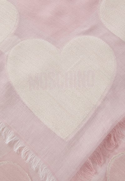 Tecido rosa com grandes corações em creme e o subtil texto "MOSCHINO" tecido dentro de um coração, apresentando bordas com franjas.
