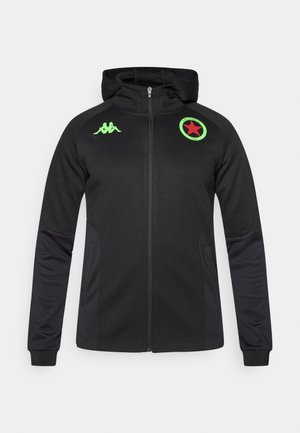 Czarna bluza z kapturem na zamek, wykonana z gładkiej tkaniny, z zielonym logo Kappa i wzorem gwiazdy, posiada boczne kieszenie i ściągacze na mankietach.