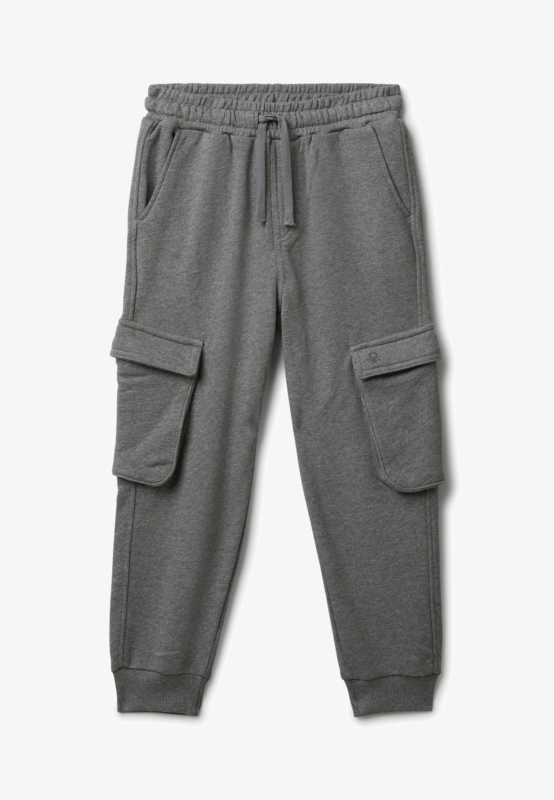 Szare dresy wykonane z miękkiego materiału, z elastycznym paskiem w talii, sznurkiem oraz dwoma dużymi kieszeniami bocznymi z klapkami.