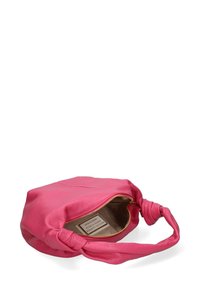 Roze leren handtas met een geknoopte hengsel en gouden rits, met een ruime binnenkant en een zachte, gestructureerde oppervlakte.