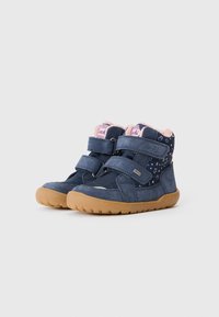 Marineblaue Wildlederstiefel mit zwei verstellbaren Klettverschlüssen, ausgestattet mit pinkem, pelzigem Innenfutter und gemusterten Seiten mit Sternen und Herzen. Gummisohle.