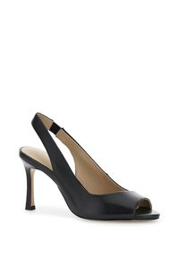 Slingback in pelle nera con tacco alto e punta aperta, caratterizzato da un tacco appuntito e un design con ritagli per un'eleganza aggiuntiva. Texture liscia e linee semplici.