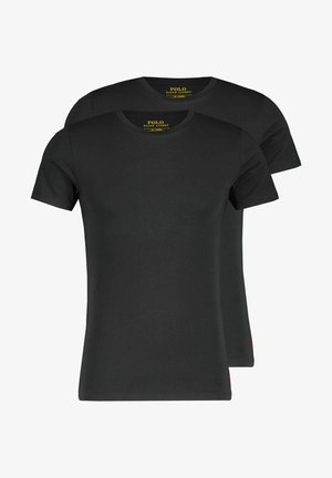 To svarte bomulls t-skjorter med korte ermer og rund hals, med en logoetikett nederst på kanten. Enkel, ensfarget design.