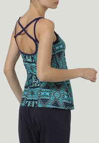 Top senza maniche con spalline, caratterizzato da un motivo geometrico in blu e verde acqua, con una rifinitura blu scuro. Il retro presenta delle spalline incrociate.