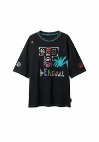 Camiseta negra de gran tamaño con diseños abstractos coloridos, espirales en las mangas, un gráfico de planta y el texto "DESIGUAL" en el frente.
