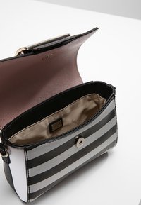 Guess TORI MINI CROSSBODY FLAP - Torba na ramię